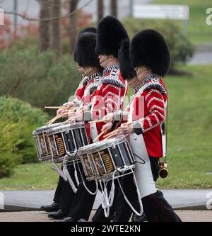 Mons Barracks, Aldershot, Hampshire, Großbritannien. März 2024. Das Regiment der Irish Guards versammelt sich in einer speziellen St. Patrick's Day Parade und Feier in Aldershot. Die Parade ist ein Höhepunkt des Jahres für dieses Zweirollen-Regiment. Lady Ghika, Ehefrau des Regimentsleutnant Colonel, Major General Sir Christopher Ghika, überreicht Shamrock an Offiziere, Seamus und Haftbefehler, die es wiederum entlang der Reihen ausstellen. Die Parade endet mit einem vormarsch, bei dem der Oberstleutnant des Regiments, Generalmajor Sir Christopher Ghika, den Gruß abnimmt. Kredit: Malcolm Park/Alamy Stockfoto