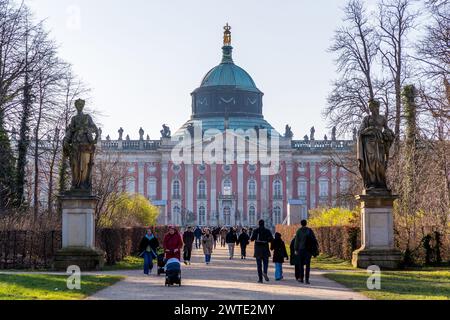 Das neue Schloss ist das Schloss auf der Westseite des Park Sanssouci in Potsdam. Der Bau begann 1763 unter Friedrich dem Großen und wurde 1769 abgeschlossen. Sie gilt als die letzte bedeutende barocke Palastanlage in Preußen und eines der Hauptwerke des friderizianischen Rokoko. Friedrich hatte es nicht als königliche Residenz geplant, sondern als Palast für Gäste seines Hofes. Kaiser Wilhelm II. Machte das Neue Palais von 1888 bis 1918 zu seiner Hauptwohnung. New Palais, Potsdam, Brandenburg, Deutschland Stockfoto