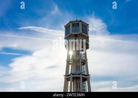 Siofok Wasseraussichtsturm mit blauem Himmel in Ungarn. Stockfoto