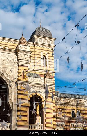 Weihnachtliche Beleuchtung und Einrichtung des Opernhauses in der Altstadt von Tiflis, der Hauptstadt von Georgien Stockfoto