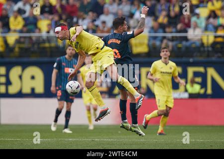 VILLARREAL, SPANIEN - 17. MÄRZ: Santi Comesana Central Midfield von Villarreal CF tritt am 17. März 2024 im Estadio de la Ceramica in Villarreal, Spanien, mit Hugo Duro Mittelstürmer von Valencia CF um den Ball an. (Foto Von Jose Torres/Foto-Player-Bilder) Stockfoto