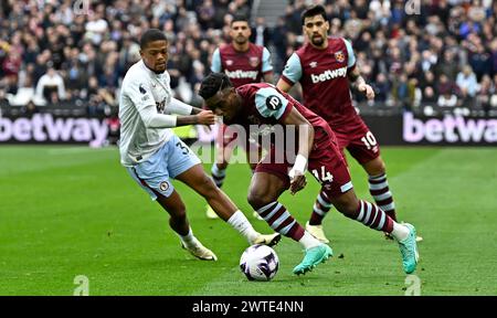 London, Großbritannien. März 2024. Mohammed Kudus (West Ham) geht an Leon Bailey (Aston Villa) während des Spiels West Ham vs Aston Villa Premier League im London Stadium Stratford vorbei. Dieses Bild ist NUR für REDAKTIONELLE ZWECKE bestimmt. Für jede andere Verwendung ist eine Lizenz von Football DataCo erforderlich. Quelle: MARTIN DALTON/Alamy Live News Stockfoto