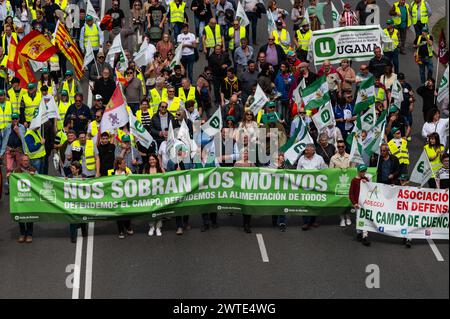 Madrid, Spanien. März 2024. Bauern protestieren, die durch das Stadtzentrum marschieren. Rund 100 Traktoren und Landwirte haben marschiert und faire Preise und eine Änderung der europäischen Politik gefordert. Quelle: Marcos del Mazo/Alamy Live News Stockfoto