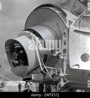 1950er Jahre, historisch, auf einer britischen Flugzeugverkäufe-/Exportausstellung sehen wir ein Bild des Triebwerks eines Prototyps des Westland Wessex, eines in Großbritannien gebauten Turbinenhubschraubers, einer Entwicklung des amerikanischen Militärhubschraubers Sikorsky H-34. Der Wessex wurde für die Royal Navy und später für die Royal Air Force als Such- und Rettungshubschrauber entwickelt. Stockfoto