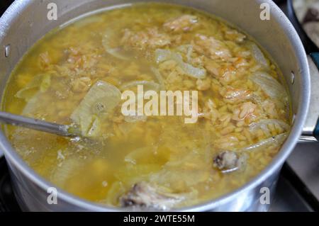 Nahöstliche ägyptische Pasta-Suppe, auch bekannt als Shorbet Lesan El Asfour, traditionelle ägyptische Komfortgerichte aus Orzo Pasta, Butter und Oliven Stockfoto