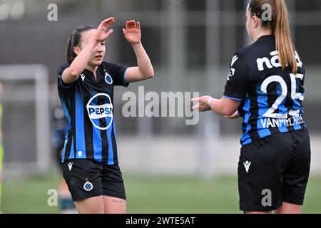Angel Kerkhove (13) vom Club YLA und Davinia Vanmechelen (25) vom Club YLA, die während eines Frauenfußballspiels zwischen Club Brugge Dames YLA und AA Gent Ladies im Halbfinale der Saison 2023 - 2024 des Belgischen Frauenpokals gezeigt wurden , am Sonntag den 16 . März 2024 in Aalter , BELGIEN . FOTO SPORTPIX | David Catry Stockfoto