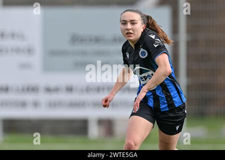 Angel Kerkhove (13) vom Club YLA, das während eines Frauenfußballspiels zwischen Club Brugge Dames YLA und AA Gent Ladies im Halbfinale der Saison 2023 - 2024 des Belgischen Frauenpokals am Sonntag, den 16 . März 2024 in Aalter, BELGIEN, gezeigt wurde . FOTO SPORTPIX | David Catry Stockfoto