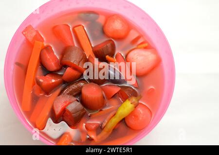 Mariniertes Gemüse (Torshi) oder gemischtes eingelegtes Gemüse aus Gurken, Karotten, Rüben, Zwiebeln, rote Paprika und Salz, ägyptischer Appetit Stockfoto