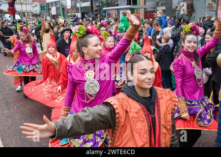 Belfast, Nordirland. März 2024. Bei der St. Patrick's Parade in Belfast City tragen sich bunte Kostüme. Karlis Dzjamko Stockfoto
