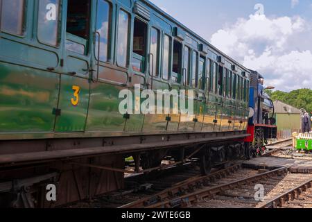 Tauscht Token aus, um auf den nächsten eingleisigen Abschnitt vorzudringen: Die Dampfeisenbahn nähert sich einem Bahnhof der Isle of Wight Steam Railway Stockfoto