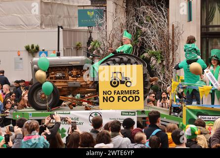 London, Vereinigtes Königreich, 17. März 2024. Über 50000 Menschen nahmen an der jährlichen St. Patrick's Day Parade in London Teil. Die Prozession der Marschkapellen und Wagen begann im Hyde Park mit Panti Bliss als Grand marshall. Zu ihr gehörten auch der Bürgermeister von London Sadiq Khan und die Bildungsministerin Norma Foley. Kredit : Monica Wells/Alamy Live News Stockfoto