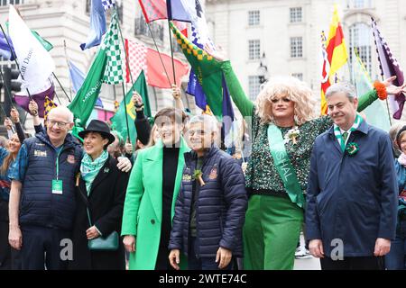 London, Vereinigtes Königreich, 17. März 2024. Über 50000 Menschen nahmen an der jährlichen St. Patrick's Day Parade in London Teil. Die Prozession der Marschkapellen und Wagen begann im Hyde Park mit Panti Bliss als Grand marshall. Zu ihr gehörten auch der Bürgermeister von London Sadiq Khan und die Bildungsministerin Norma Foley. Kredit : Monica Wells/Alamy Live News Stockfoto