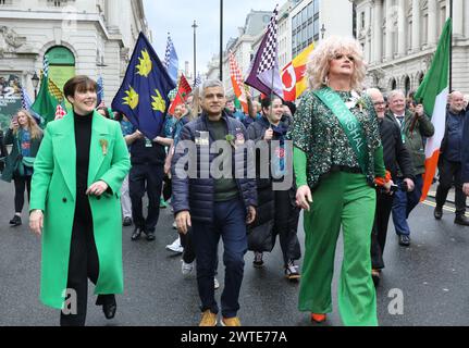 London, Vereinigtes Königreich, 17. März 2024. Über 50000 Menschen nahmen an der jährlichen St. Patrick's Day Parade in London Teil. Die Prozession der Marschkapellen und Wagen begann im Hyde Park mit Panti Bliss als Grand marshall. Zu ihr gehörten auch der Bürgermeister von London Sadiq Khan und die Bildungsministerin Norma Foley. Kredit : Monica Wells/Alamy Live News Stockfoto