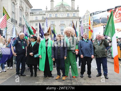 London, Vereinigtes Königreich, 17. März 2024. Über 50000 Menschen nahmen an der jährlichen St. Patrick's Day Parade in London Teil. Die Prozession der Marschkapellen und Wagen begann im Hyde Park mit Panti Bliss als Grand marshall. Zu ihr gehörten auch der Bürgermeister von London Sadiq Khan und die Bildungsministerin Norma Foley. Kredit : Monica Wells/Alamy Live News Stockfoto