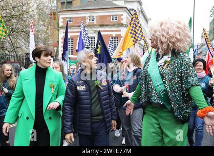 London, Vereinigtes Königreich, 17. März 2024. Über 50000 Menschen nahmen an der jährlichen St. Patrick's Day Parade in London Teil. Die Prozession der Marschkapellen und Wagen begann im Hyde Park mit Panti Bliss als Grand marshall. Zu ihr gehörten auch der Bürgermeister von London Sadiq Khan und die Bildungsministerin Norma Foley. Kredit : Monica Wells/Alamy Live News Stockfoto