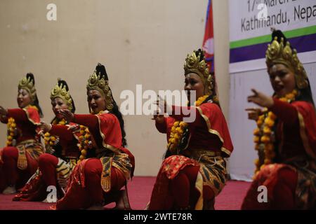 Kathmandu, Nepal. März 2024. Nepalesische Tanzkünstler führen den traditionellen Charya-Tanz während einer kulturellen Veranstaltung am 17. März 2024 in Kathmandu, Nepal, auf. (Foto: Subaas Shrestha/NurPhoto) Credit: NurPhoto SRL/Alamy Live News Stockfoto