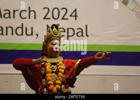 Kathmandu, Nepal. März 2024. Ein nepalesischer Tanzkünstler führt den traditionellen Charya-Tanz während einer kulturellen Veranstaltung am 17. März 2024 in Kathmandu, Nepal, auf. (Foto: Subaas Shrestha/NurPhoto) Credit: NurPhoto SRL/Alamy Live News Stockfoto