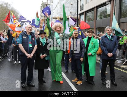 London, Vereinigtes Königreich, 17. März 2024. Über 50000 Menschen nahmen an der jährlichen St. Patrick's Day Parade in London Teil. Die Prozession der Marschkapellen und Wagen begann im Hyde Park mit Panti Bliss als Grand marshall. Zu ihr gehörten auch der Bürgermeister von London Sadiq Khan und die Bildungsministerin Norma Foley. Kredit : Monica Wells/Alamy Live News Stockfoto