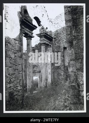 Latium Roma Genazzano Nymphaeum8. Hutzel, Max 1960-1990 Außenansicht der Säulen und Arkaden eines Tempels, der in der Renaissance auf den Ruinen eines antiken römischen Nymphaeums erbaut wurde. Objektnotizen: Hutzel Fotokampagne Datum: 3. Mai 1983 Allgemeine Hinweise: Der durch Überschwemmungen und Erdbeben im 17. Jahrhundert beschädigte Ort ist praktisch in Ruinen. Der in Deutschland geborene Fotograf und Gelehrte Max Hutzel (1911–1988) fotografierte in Italien von den frühen 1960er Jahren bis zu seinem Tod. Das Ergebnis dieses Projekts, von Hutzel als Foto Arte Minore bezeichnet, ist eine gründliche Dokumentation der kunsthistorischen Entwicklung in Italien bis zum 1 Stockfoto