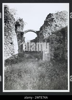 Latium Roma Genazzano Nymphaeum4. Hutzel, Max 1960-1990 Außenansicht der Säulen und Arkaden eines Tempels, der in der Renaissance auf den Ruinen eines antiken römischen Nymphaeums erbaut wurde. Objektnotizen: Hutzel Fotokampagne Datum: 3. Mai 1983 Allgemeine Hinweise: Der durch Überschwemmungen und Erdbeben im 17. Jahrhundert beschädigte Ort ist praktisch in Ruinen. Der in Deutschland geborene Fotograf und Gelehrte Max Hutzel (1911–1988) fotografierte in Italien von den frühen 1960er Jahren bis zu seinem Tod. Das Ergebnis dieses Projekts, von Hutzel als Foto Arte Minore bezeichnet, ist eine gründliche Dokumentation der kunsthistorischen Entwicklung in Italien bis zum 1 Stockfoto