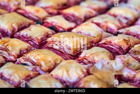 Details aus nächster Nähe mit traditioneller Kirschen-Baklava. Asiatisches süßes Dessert Stockfoto