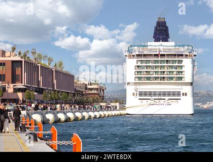 Istanbul, Türkei - 7. Mai 2023: Norwegische Jade, ein großes Kreuzfahrtschiff, das vor Sonnenuntergang am Terminal von Galataport, einer Mixed-Use-Entwicklung am Ufer des Bosporus, in der Gegend von Karakoy, anlegt Stockfoto