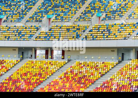 Farbenfrohe Sitze in einer leeren Stadionarena. Nahaufnahme Stockfoto