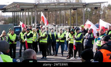 Bauernproteste legen seit Sonntag 13 Uhr den Grenzübergang Deutschland - Polen bei Frankfurt/oder lahm. Vier Tage lang ist der Grenzübergang für den Verkehr blockiert. Nur Rettungsfahrzeuge und medizinische Versorgungsfahrzeuge werden durchgelassen. Die Bauern protestieren diesmal vier Tage lang. Erst Mittwoch 22 Uhr sollen Fahrzeuge wieder rollen. Verkehrschaos vorprogrammiert: Täglich verkehren über 17,000 LKW den Grenzübergang. Diese müssen nun einen Umweg von mehreren hundert Kilometern in Kauf nehmen. Auch für PKW Fahrer wird es zeitaufwändig. Lange Wartezeiten an dem Grenzübergang in Fra Stockfoto