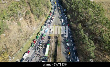 Bauernproteste legen seit Sonntag 13 Uhr den Grenzübergang Deutschland - Polen bei Frankfurt/oder lahm. Vier Tage lang ist der Grenzübergang für den Verkehr blockiert. Nur Rettungsfahrzeuge und medizinische Versorgungsfahrzeuge werden durchgelassen. Die Bauern protestieren diesmal vier Tage lang. Erst Mittwoch 22 Uhr sollen Fahrzeuge wieder rollen. Verkehrschaos vorprogrammiert: Täglich verkehren über 17,000 LKW den Grenzübergang. Diese müssen nun einen Umweg von mehreren hundert Kilometern in Kauf nehmen. Auch für PKW Fahrer wird es zeitaufwändig. Lange Wartezeiten an dem Grenzübergang in Fra Stockfoto