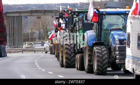 Bauernproteste legen seit Sonntag 13 Uhr den Grenzübergang Deutschland - Polen bei Frankfurt/oder lahm. Vier Tage lang ist der Grenzübergang für den Verkehr blockiert. Nur Rettungsfahrzeuge und medizinische Versorgungsfahrzeuge werden durchgelassen. Die Bauern protestieren diesmal vier Tage lang. Erst Mittwoch 22 Uhr sollen Fahrzeuge wieder rollen. Verkehrschaos vorprogrammiert: Täglich verkehren über 17,000 LKW den Grenzübergang. Diese müssen nun einen Umweg von mehreren hundert Kilometern in Kauf nehmen. Auch für PKW Fahrer wird es zeitaufwändig. Lange Wartezeiten an dem Grenzübergang in Fra Stockfoto