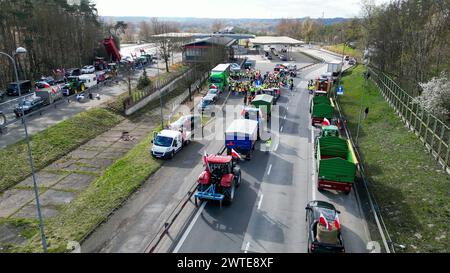 Bauernproteste legen seit Sonntag 13 Uhr den Grenzübergang Deutschland - Polen bei Frankfurt/oder lahm. Vier Tage lang ist der Grenzübergang für den Verkehr blockiert. Nur Rettungsfahrzeuge und medizinische Versorgungsfahrzeuge werden durchgelassen. Die Bauern protestieren diesmal vier Tage lang. Erst Mittwoch 22 Uhr sollen Fahrzeuge wieder rollen. Verkehrschaos vorprogrammiert: Täglich verkehren über 17,000 LKW den Grenzübergang. Diese müssen nun einen Umweg von mehreren hundert Kilometern in Kauf nehmen. Auch für PKW Fahrer wird es zeitaufwändig. Lange Wartezeiten an dem Grenzübergang in Fra Stockfoto