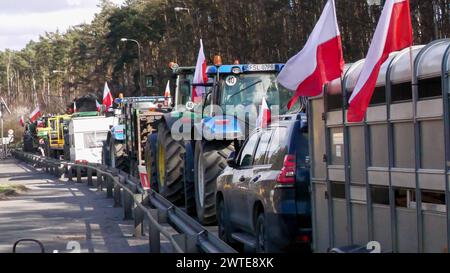 Bauernproteste legen seit Sonntag 13 Uhr den Grenzübergang Deutschland - Polen bei Frankfurt/oder lahm. Vier Tage lang ist der Grenzübergang für den Verkehr blockiert. Nur Rettungsfahrzeuge und medizinische Versorgungsfahrzeuge werden durchgelassen. Die Bauern protestieren diesmal vier Tage lang. Erst Mittwoch 22 Uhr sollen Fahrzeuge wieder rollen. Verkehrschaos vorprogrammiert: Täglich verkehren über 17,000 LKW den Grenzübergang. Diese müssen nun einen Umweg von mehreren hundert Kilometern in Kauf nehmen. Auch für PKW Fahrer wird es zeitaufwändig. Lange Wartezeiten an dem Grenzübergang in Fra Stockfoto