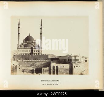 Moschee von Mohamed Ali. Wilhelm Hammerschmidt, Fotograf (deutsch, geb. Preußen, gestorben 1869) 1860er Jahre die Moschee von Mohamad Ali in Kairo aus einem parallelen Blickwinkel betrachtet. Die Kuppel und die Doppelminarette befinden sich links vom Rahmen, die Zitadelle der Stadt ist auf der rechten Seite zu sehen. (Recto) oben links, in Bleistift: "11"; (rückseitig) unten links, in Bleistift: "A 32 23 (Hammer)"; Stockfoto