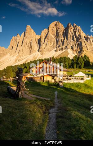 Pfad zum Rifugio Geisler im Dolomitengebirge Italien an warmen Sommertagen im august mit Geisellerberg im Hintergrund bei warmem Sonnenuntergang Stockfoto