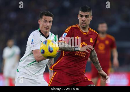 Rom, Italie. März 2024. Andrea Pinamonti von Sassuolo wetteiferte mit Gianluca Mancini von Roma während des italienischen Meisterschaftsspiels Serie A zwischen AS Roma und US Sassuolo am 17. März 2024 im Stadio Olimpico in Rom, Italien - Foto Federico Proietti/DPPI Credit: DPPI Media/Alamy Live News Stockfoto