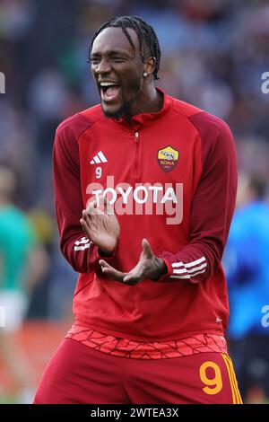 Rom, Italie. März 2024. Tammy Abraham von Roma während des Aufwärmens vor der italienischen Meisterschaft Serie A Fußballspiel zwischen AS Roma und US Sassuolo am 17. März 2024 im Stadio Olimpico in Rom, Italien - Foto Federico Proietti/DPPI Credit: DPPI Media/Alamy Live News Stockfoto