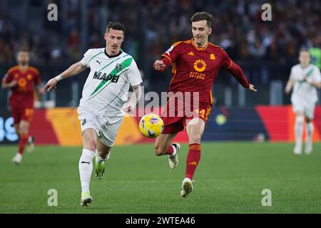 Rom, Italie. März 2024. Andrea Pinamonti von Sassuolo wetteiferte mit Diego Llorente von Roma während des italienischen Meisterschaftsspiels Serie A zwischen AS Roma und US Sassuolo am 17. März 2024 im Stadio Olimpico in Rom, Italien - Foto Federico Proietti/DPPI Credit: DPPI Media/Alamy Live News Stockfoto