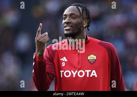 Rom, Italie. März 2024. Tammy Abraham von Roma während des Aufwärmens vor der italienischen Meisterschaft Serie A Fußballspiel zwischen AS Roma und US Sassuolo am 17. März 2024 im Stadio Olimpico in Rom, Italien - Foto Federico Proietti/DPPI Credit: DPPI Media/Alamy Live News Stockfoto