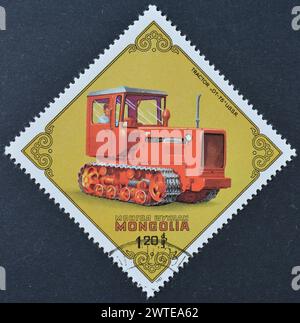 Von der Mongolei gedruckte, abgestempelte Briefmarke, die Dt-75-Traktor, UdSSR, um 1982 zeigt. Stockfoto