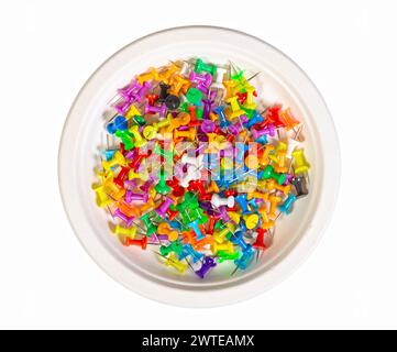 Viele bunte Stecknadeln, isoliert auf weißem Hintergrund Stockfoto