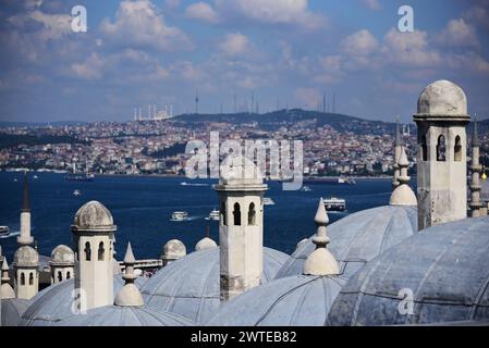 Malerischer Blick auf den Bosporus von der Suleymaniye Moschee (Suleymaniye Camii), Istanbul, Türkei Stockfoto