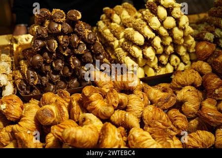 Eine Vielzahl türkischer Köstlichkeiten mit verschiedenen Geschmacksrichtungen und Nüssen werden auf einem Marktstand ordentlich arrangiert, um Kunden zum Kauf bereit zu stellen. Stockfoto