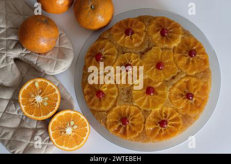 Orange Upside Down Kuchen, auch bekannt als Zitrus Karamell Kuchen oder karamelisierten Orangenkuchen. Auswahl an umgedrehten Kuchen mit Orangenscheiben. Feucht, aromatisiert Stockfoto