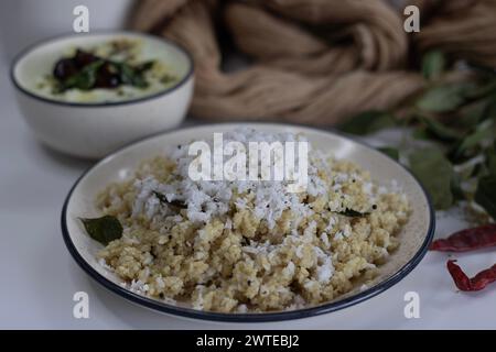 Proso Hirse Uppuma, auch bekannt als Pani Varagu Upma oder Millet Uppittu oder Besenhirse Uppuma. Gesundes südindisches Frühstück, vegan, nahrhaft, p Stockfoto