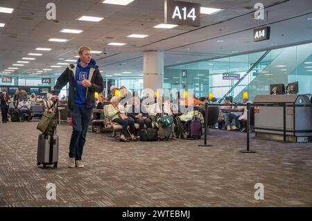 TORONTO, KANADA - 03 10 2024: Ein Reisender mit kleinem Handgepäck läuft die Halle des Terminals 3 am Toronto Pearson International entlang Stockfoto