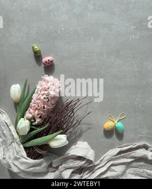 Osterarrangement mit Eiern und Frühlingsblumen auf Tisch mit Kopierraum Stockfoto