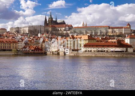 Ein Blick auf ein Prag über einen Fluss mit Schloss, St.. Vitus Kathedrale und Stadtbild Stockfoto