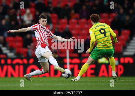 Der Luke McNally von Stoke City kämpft im bet365 Stadion Stoke-on-Trent gegen Josh Sargent aus Norwich City um den Besitz. Bilddatum: Samstag, 16. März 2024. Stockfoto