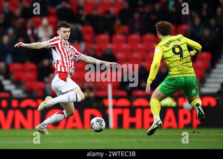 Der Luke McNally von Stoke City kämpft im bet365 Stadion Stoke-on-Trent gegen Josh Sargent aus Norwich City um den Besitz. Bilddatum: Samstag, 16. März 2024. Stockfoto