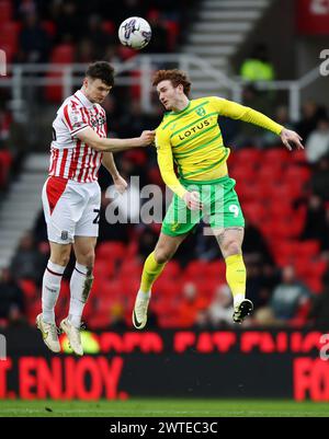 Der Luke McNally von Stoke City kämpft im bet365 Stadion Stoke-on-Trent gegen Josh Sargent aus Norwich City um den Besitz. Bilddatum: Samstag, 16. März 2024. Stockfoto